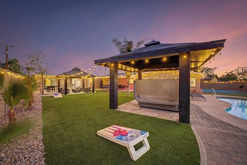Scottsdalestays 11BR The Royal Palms Estate-Big Pool, Spa, Pickleball.