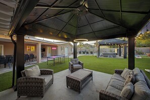 Outdoor dining - The Royal Palms Estate-Amazing 11-bedroom in perfect Phoenix for group getaways (Phoenix)