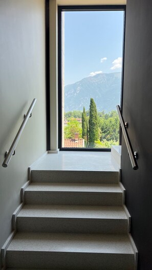 Eine Treppe mit Blick auf einen Berg und Bäume.