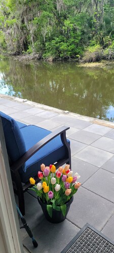 King bed,waterfront with cold AC in quiet neighborhood