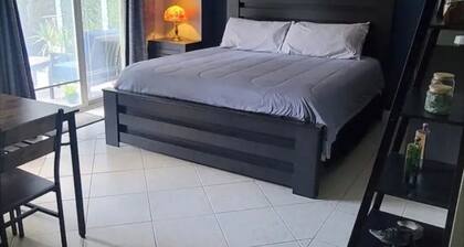 King bed,waterfront with cold AC in quiet neighborhood