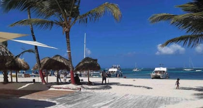 Family 2BR Townhouse Beach Access, Pool & Fast Wi-fi