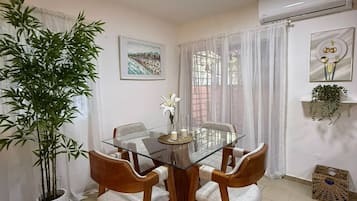 Appart'hĂŽtel, 2 chambres, balcon | Salle Ă manger