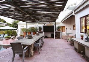 Outdoor dining - Bed and Breakfast in Waterkloof (Pretoria)