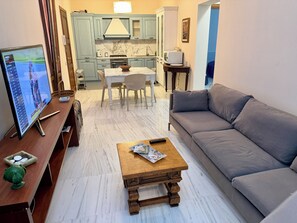 TV, DVD player, books - Elegant Tuscany Apartment near beach and centre of Marina di Massa (Marina di Massa)