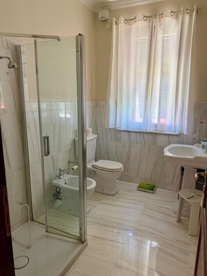 Shower, bidet, toilet paper - Elegant Tuscany Apartment near beach and centre of Marina di Massa (Marina di Massa)