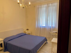 Desk, iron/ironing board, Internet - Elegant Tuscany Apartment near beach and centre of Marina di Massa (Marina di Massa)