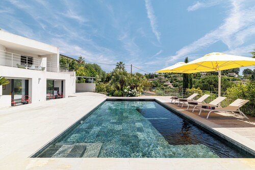 Luxurious Villa, Fully Renovated, Artsy, Private Pool, AC & Stunning Views!