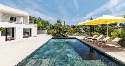 Luxurious Villa, Fully Renovated, Artsy, Private Pool, AC & Stunning Views!