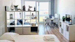 1 slaapkamer, een bureau, een strijkplank/strijkijzer, wifi