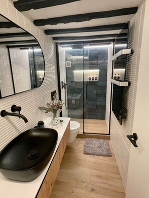 Douche, sèche-cheveux, serviettes fournies, savon