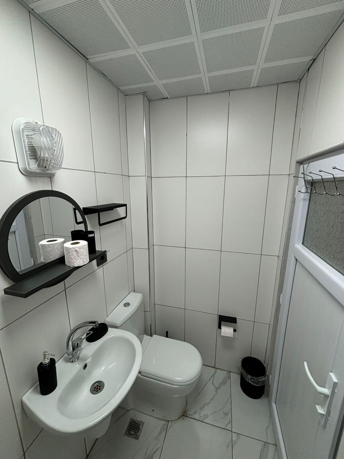 Habitación estándar, para no fumadores | Baño | Regadera, toallas, papel de baño 