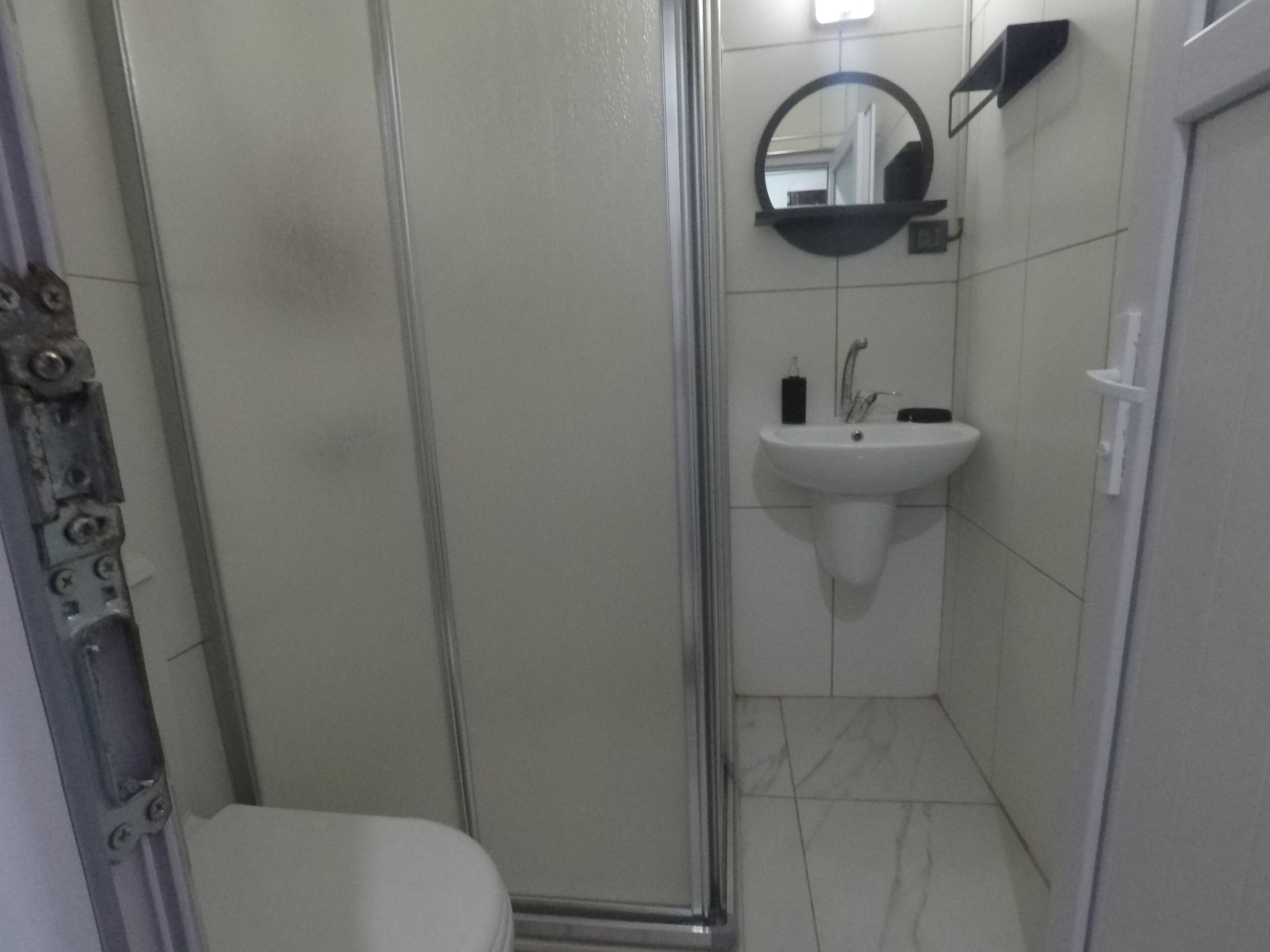 Habitación doble estándar, balcón, vista al jardín | Baño | Regadera, toallas, papel de baño 