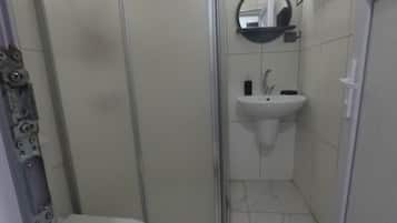 Habitación doble estándar, balcón, vista al jardín | Baño | Regadera, toallas, papel de baño
