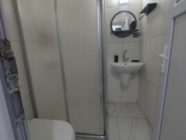 Standard Tek Büyük Yataklı Oda, Balkon, Bahçe Manzaralı | Banyo | Duş, havlu, tuvalet kâğıdı 