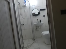 Standard Tek Büyük Yataklı Oda, Balkon, Bahçe Manzaralı | Banyo | Duş, havlu, tuvalet kâğıdı