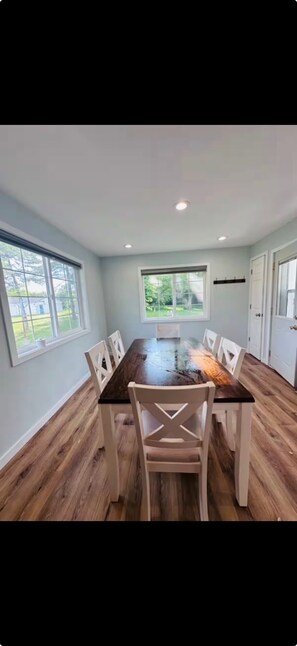 Dining - Renovated 3-bedroom across from the beach (Sturgeon Bay)