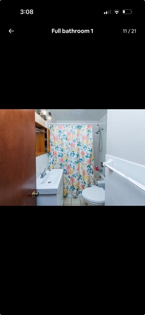 Bathroom - Renovated 3-bedroom across from the beach (Sturgeon Bay)