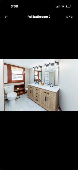 Bathroom - Renovated 3-bedroom across from the beach (Sturgeon Bay)