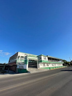 A two-story building with a sign reading 'HOTEL' and 'PALMARES.' - Palmares Hotel (Palmares do Sul)
