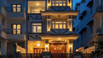 Luxury Villa, City View | Exterior detail