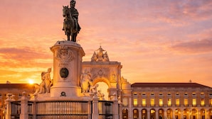 A grand architectural structure with a statue, ornate details, and a large building in the background. - Praça do Comercio Romantic Apartment (Lisboa)