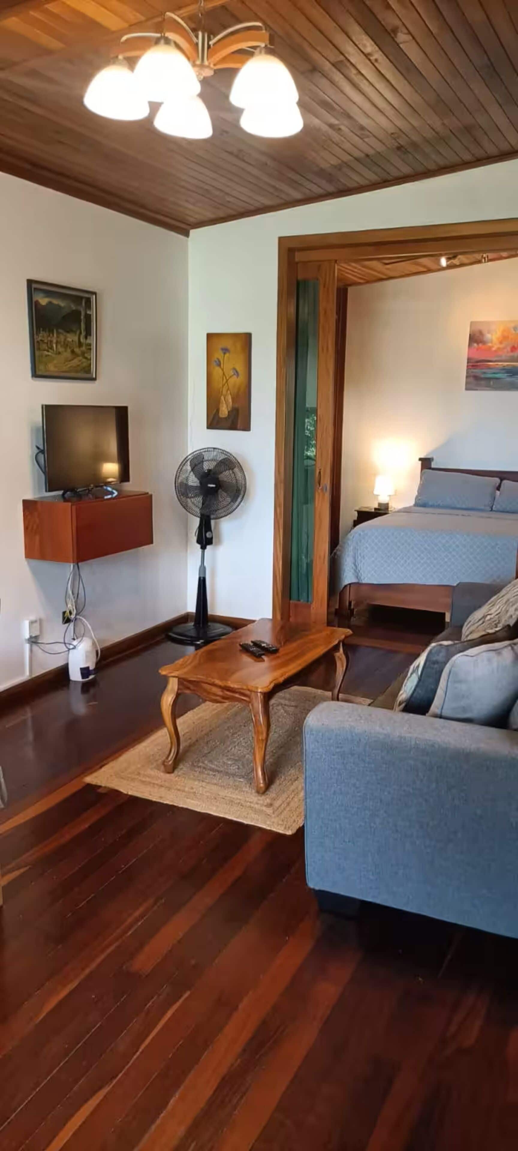 1 habitación, tabla de planchar con plancha, internet y ropa de cama 