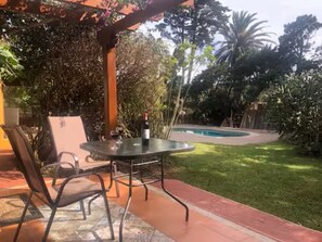 Outdoor dining - Cozy apartment in Monteverde downtown, hidden in a sunny garden. (Monteverde)