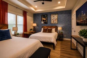 Room - Urban Oasis - Hot Tub, Pool Table, Ping Pong, Downtown Houston, Sleeps 16+ (Houston)