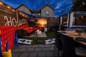 Outdoor dining - Urban Oasis - Hot Tub, Pool Table, Ping Pong, Downtown Houston, Sleeps 16+ (Houston)