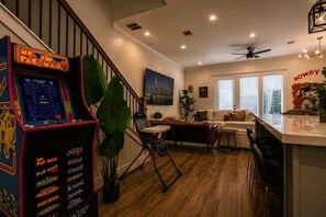 Lobby - Urban Oasis - Hot Tub, Pool Table, Ping Pong, Downtown Houston, Sleeps 16+ (Houston)