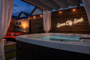 Outdoor spa tub - Urban Oasis - Hot Tub, Pool Table, Ping Pong, Downtown Houston, Sleeps 16+ (Houston)