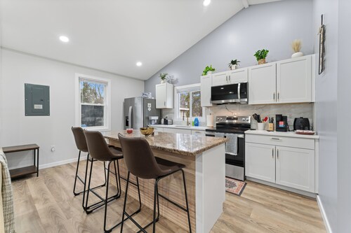  Modern Carriage Home I 2-Bedroom: Near Dulles Airport sleeps 6