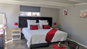 A bedroom with a bed, bedside tables, a window, and artwork on the wall. - Room-joy's Place - Willy's Cottage - 2 S (Cape Town)