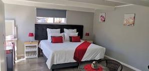 A bedroom with a bed, bedside tables, a window, and artwork on the wall. - Room-joy's Place - Willy's Cottage - 2 S (Cape Town)