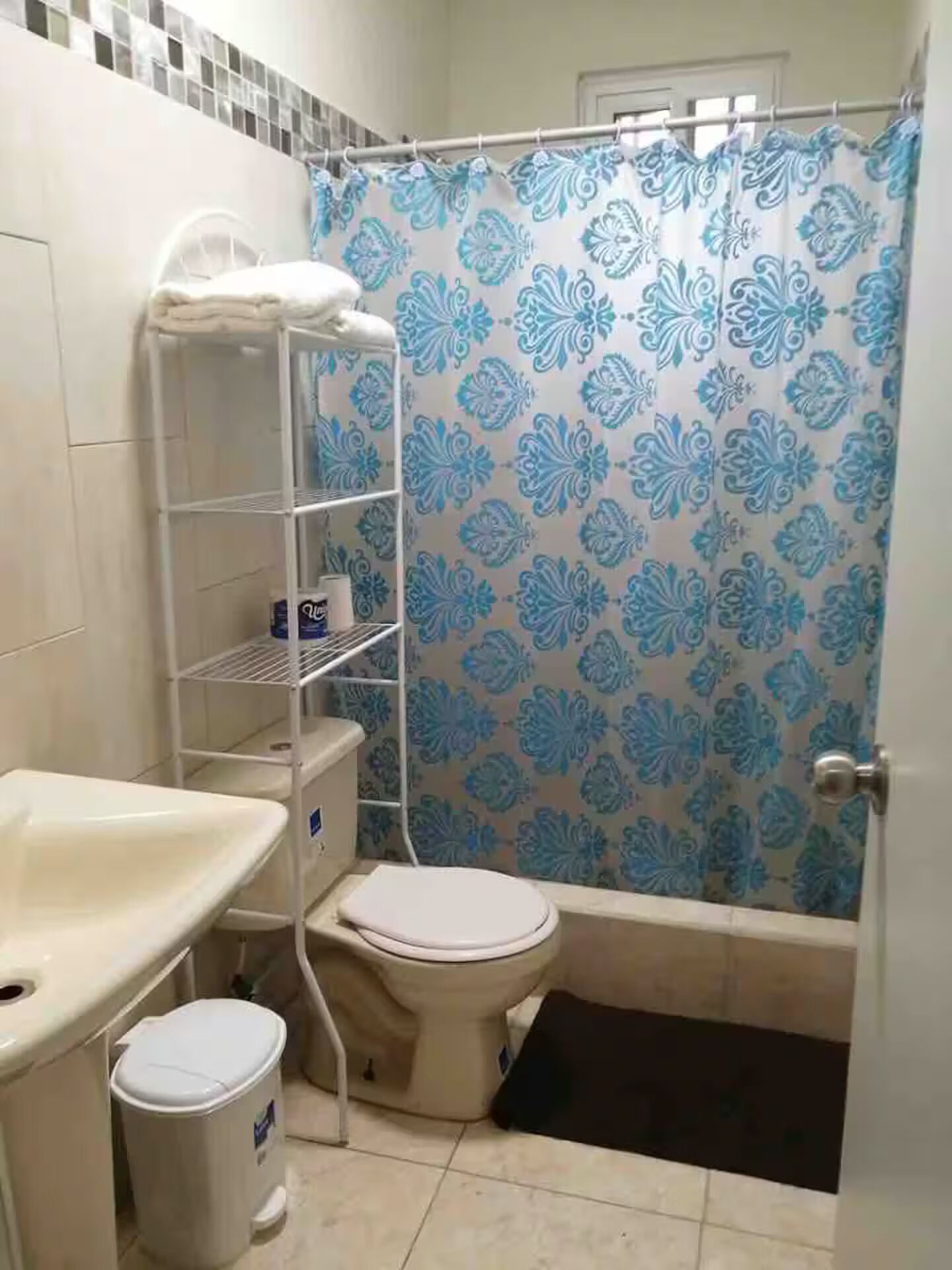 Regadera, toallas, jabón, papel de baño 