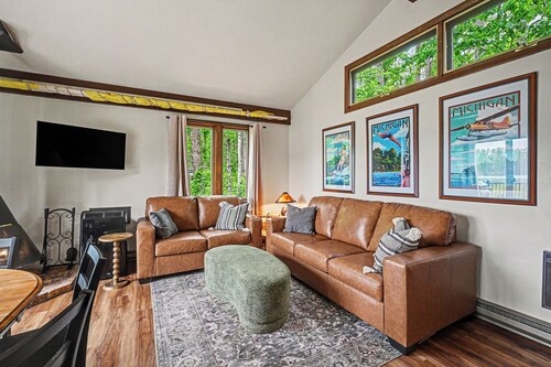 Lakefront Townhome w/ Great Amenities & Kayaks-4 Bedrooms 2 Bathrooms - Sleeps 8