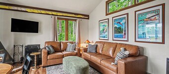 Lakefront Townhome w/ Great Amenities & Kayaks-4 Bedrooms 2 Bathrooms - Sleeps 8