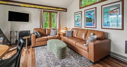 Lakefront Townhome w/ Great Amenities & Kayaks-4 Bedrooms 2 Bathrooms - Sleeps 8