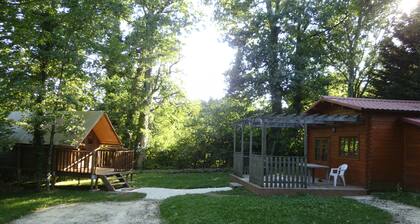 Chalet and lodge at the end of a quiet road, 3 km from Guedelon