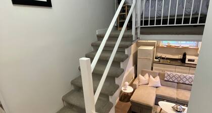 Cozy one Bedroom Loft with Private fenced Yard/ 5 mins from Lake!