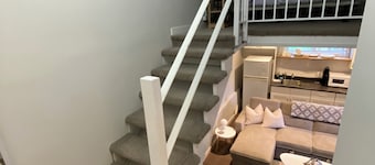 Cozy one Bedroom Loft with Private fenced Yard/ 5 mins from Lake!