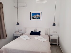 Room - Bright town house (Parikia)