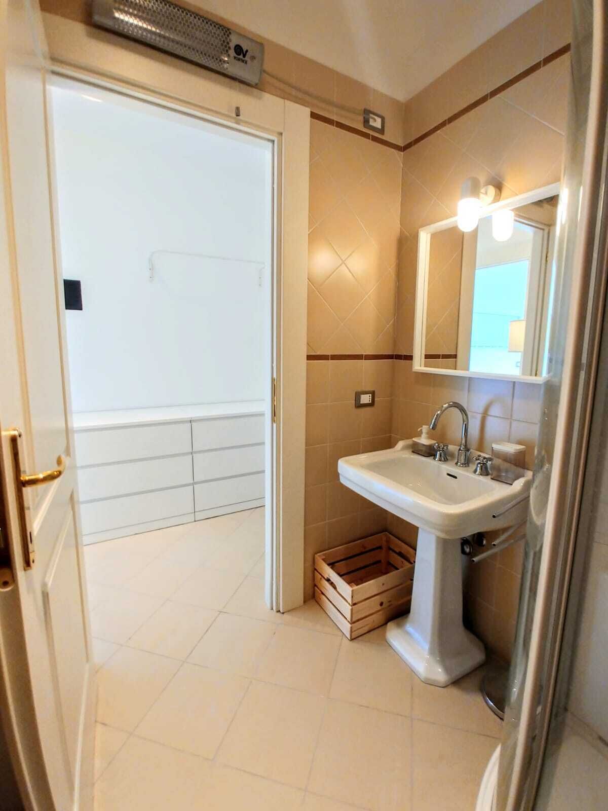 Hårtørrer, bidet, Sæbe, Toiletpapir