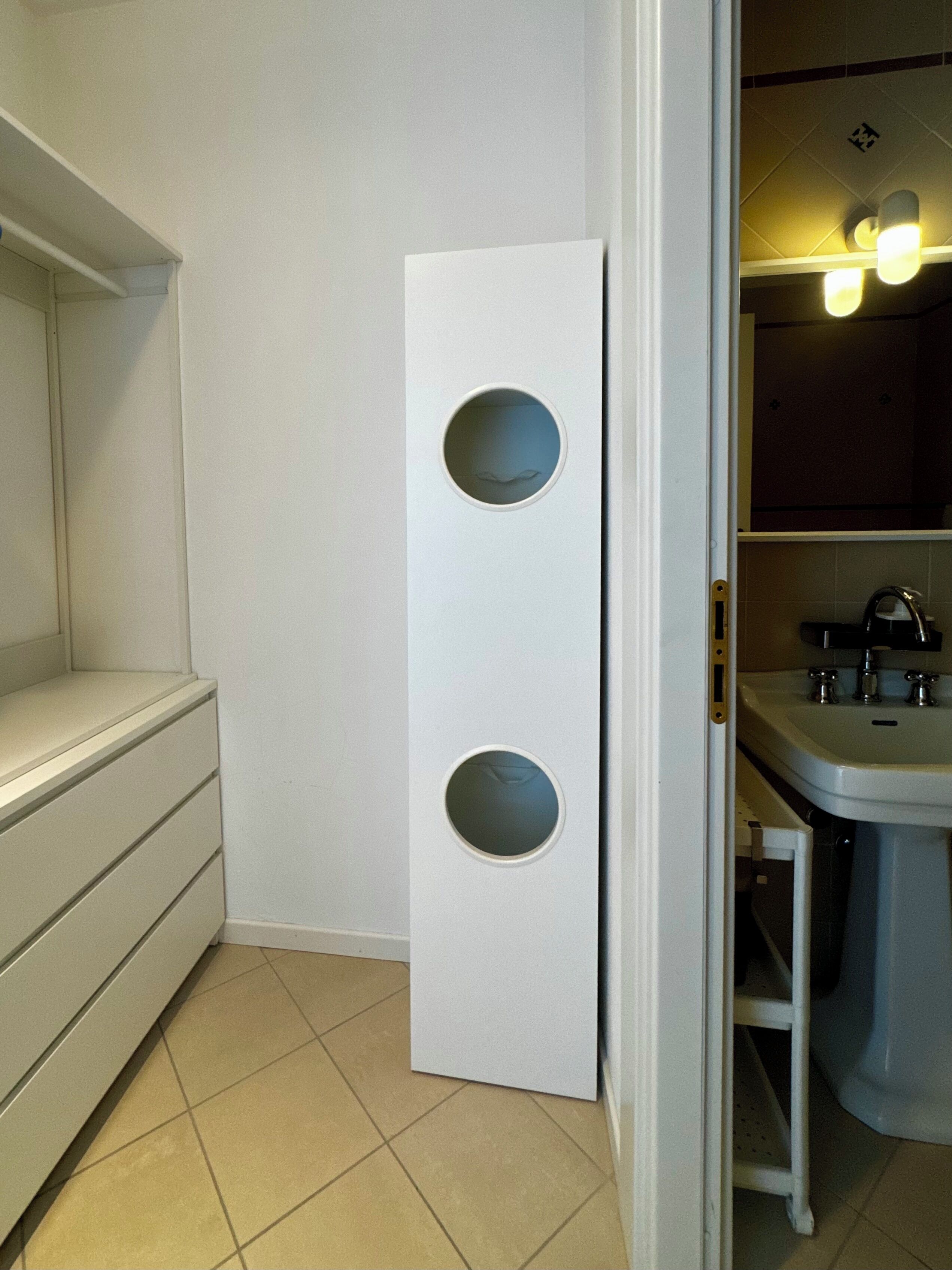 Sèche-cheveux, bidet, savon, papier toilette