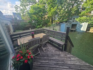 Outdoor dining - Beautiful beach house in the heart of the Beaches neighborhood (Toronto)