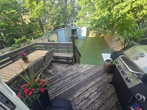 Outdoor dining - Beautiful beach house in the heart of the Beaches neighborhood (Toronto)