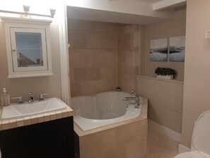 Bathroom - Beautiful beach house in the heart of the Beaches neighborhood (Toronto)