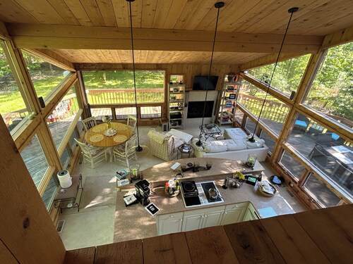 Cozy 4-bedroom house in serene Harbor Springs with AC