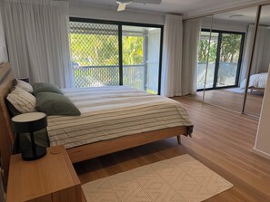 3 bedrooms, iron/ironing board, travel cot, free WiFi - Beach Stay | Walk to the Surf, Café & Shops (Coolum Beach)
